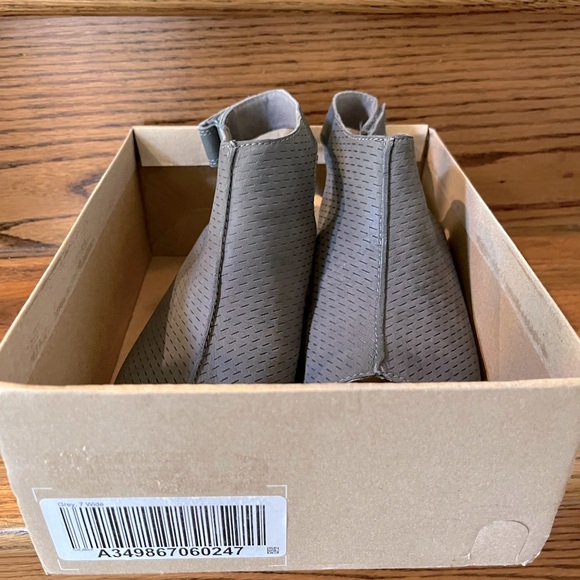 Clark's Leather Perforated Peep-Toe Sandal Size 7 wide - Picture 6 of 8